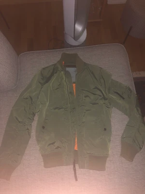 Grön Alpha industries jacka för tjejer - Grön alpha industries jacka för endast 500 kr storlek S
