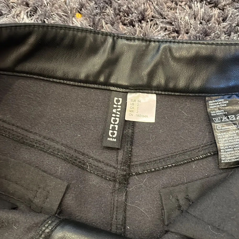 Svarta skinnbyxor från H&M, använda några få gånger. Inga skador eller fläckar. Ny pris 399, säljer för 200.. Jeans & Byxor.