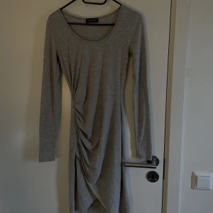 Grå klänning från CLUB L - En fin grå klänning med slit på sidan i strl 36. För fler bilder eller bild på skriv privat☺️