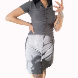 Grå klänning - Superskönt material, aldrig använd