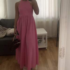 Lång rosa klänning med öppen rygg i storlek s perfekt till sommar!🥰