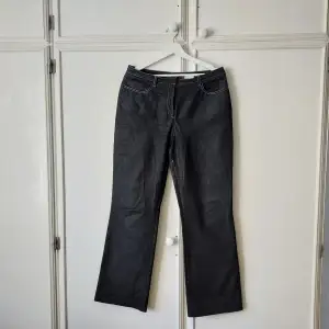 svarta vida jeans från Kappahl i st 42