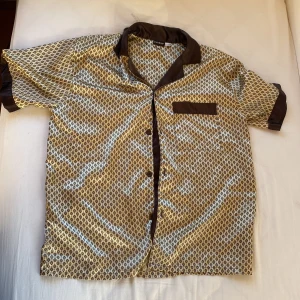 Skjorta - Vintage skjorta. Tror den ska va något fancy? Eller typ pyjamas-skjorta? Väldigt fin iaf. Thriftad o aldrig använd. Loose