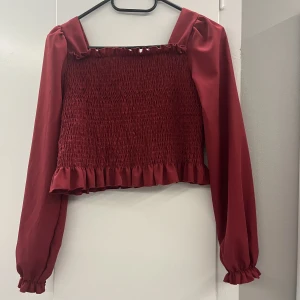 Röd blus  - Fin blus använd en eller två gånger. Fint skick 