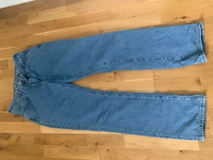 Lågmidjade byxor  - Storlek: midja 26 och längd 32, köpta från bikbok