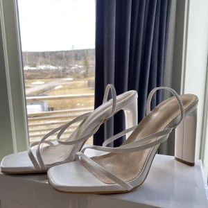 Vita klackar - Snygga vita klackskor! Storlek 39