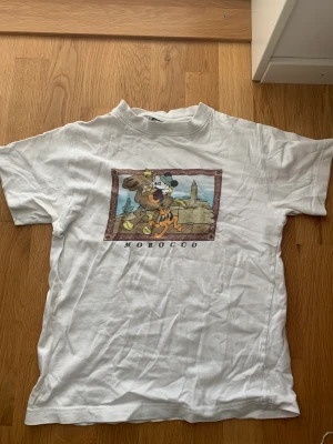 T-shirt med mussemotiv - Gullig barntröja. Funkar som xs men blir lite tajt, liten hals. Gissar på strl. 152