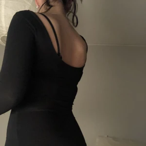 Klänning med öppen rygg! 🖤 - Super fin klänning med öppen rygg. 🖤