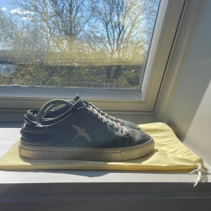 Axel Arigato skor 42 - Säljer dessa feta Axel Arigato skor i använt skick | Nypris: 2800 kr | Mitt pris: 430 kr | Hör av er vid minsta fråga eller fundering :)