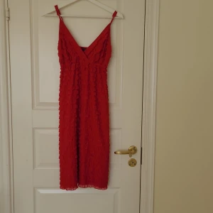 Klänning - Cerisefärgad klänning i stl L. Använd två gånger. 