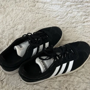 Adidas sneakers  - Svarta adidas sneakers, fåtal användning 💌