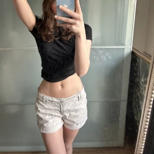 Lågmidjade Cargo shorts - Säljer dessa snygga lågmidjade cargo shorts. Perfekt till sommaren⭐️ Har 82 cm i höftmått ⭐️