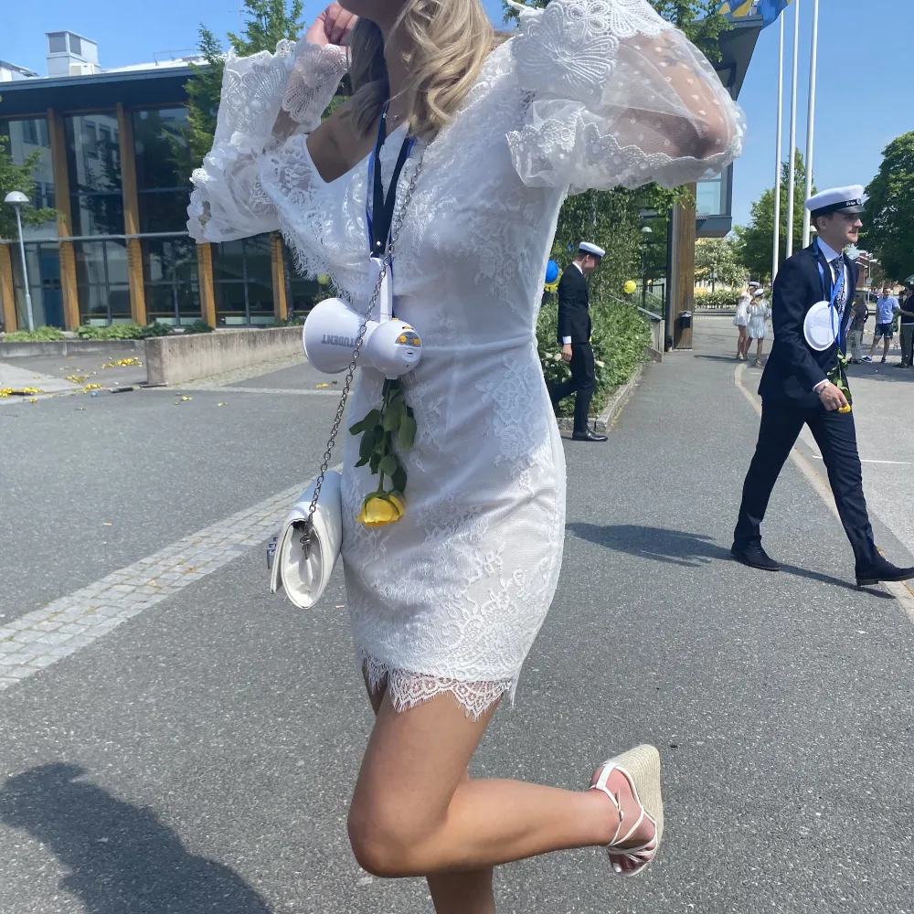 Säljer min superfina studentklänning från DM! Endast använd en gång (studenten) klänningen är fläckfri och precis som ny! Har inte några bra bilder direkt med vid intresse kan fler bilder skickas🥰. Klänningar.