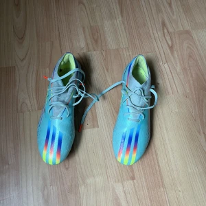 Adidas fotbollskor  - Dessa är sprillans nya, aldrig använda. Det är skruvdubbar!