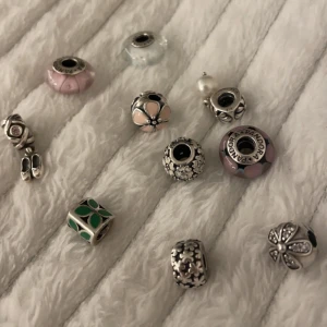 Armband från Pandora - Metall: Sterlingsilver  Armband 1: 200kr Armband 2: 150kr Berlocker: Alla 500kr annars 60st