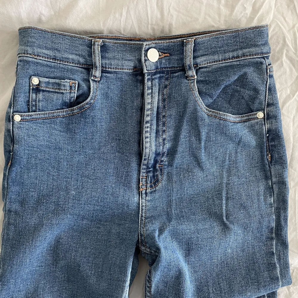 Säljer dessa jeans av kortare modell från Pull and Bear. De är högmidjade. Jeansen är knappt använda och därav inga defekter.  Innerbenslängd: 66 cm. Jeans & Byxor.
