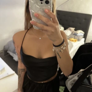 Topp - En fin topp ifrån ginatricot som ha kommit till användning 1-2 gånger därav fortfarande i fint skick. 