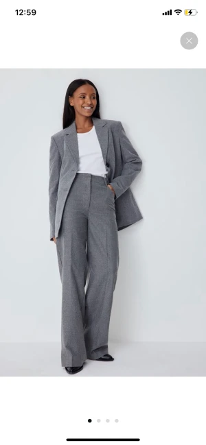 Kostmbyxor - HELT nya kostymbyxor från NA-KD säljs då jag inte fått användning av de. Storlek 42 men små i storleken så sitter perfekt på mig som är en 40.