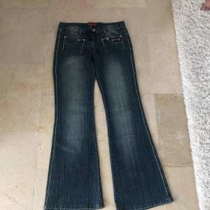 Ett par lågmidjade jeans som är i bra skick!💓 jag säljer dom pga att dom var för stora i midjan på mig💗 skriv för mått och andra frågor!
