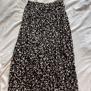 Långkjol  - Säljer åt en kompis, använd fåtal gånger, går till under knäna, har en slits på en sidan (förösker visa på andra bilden) ge pris förslag🤍