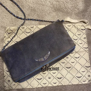 Zadig & voltaire - Väska från Zadig & Voltaire i den normal stora storleken. Använd en del och därmed inte lika klarblå som den var när den köptes, men fortfarande super fin! Dustbag medföljer❤️