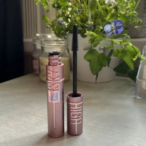 Sky high vattenfast mascara - Säljer min sky high som är vattenfast💕 Bra skick, som ny. Säljer för 130kr men pris kan diskuteras😇lägger budgivning till den 11/5🥰