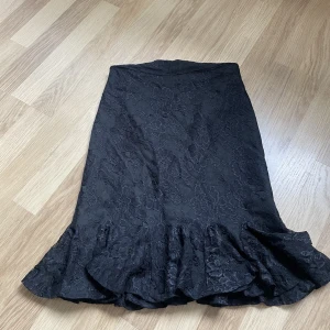 Svart kjol - En jätte fin svart kjol med spets på i storlek M. Säljer för jag inte använt alla mycket 