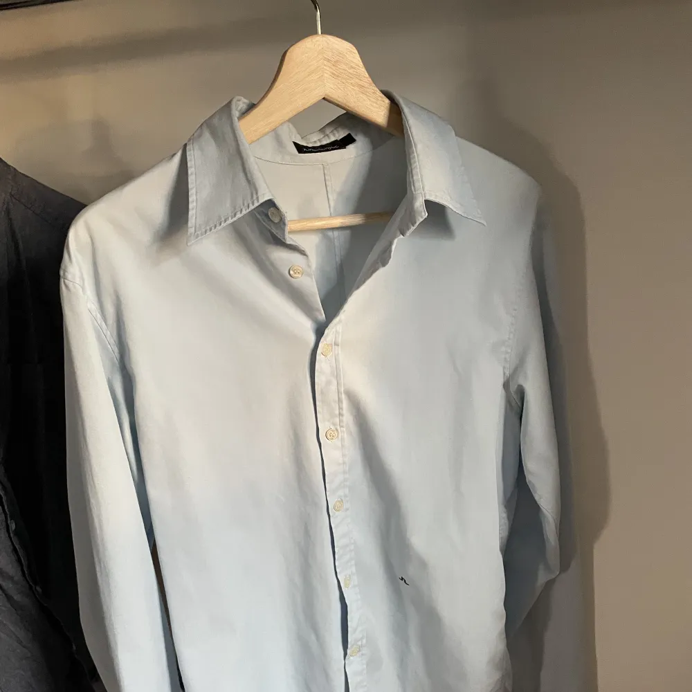 Säljer denna långärmade ljusblåa skjorta i väldigt bra skick, helt perfekt till sommaren! Säljs då den tyvärr inte kommer till användning och bara får hänga i garderoben. Hör av er vid frågor eller funderingar. Pris går att diskutera 😇. Skjortor.