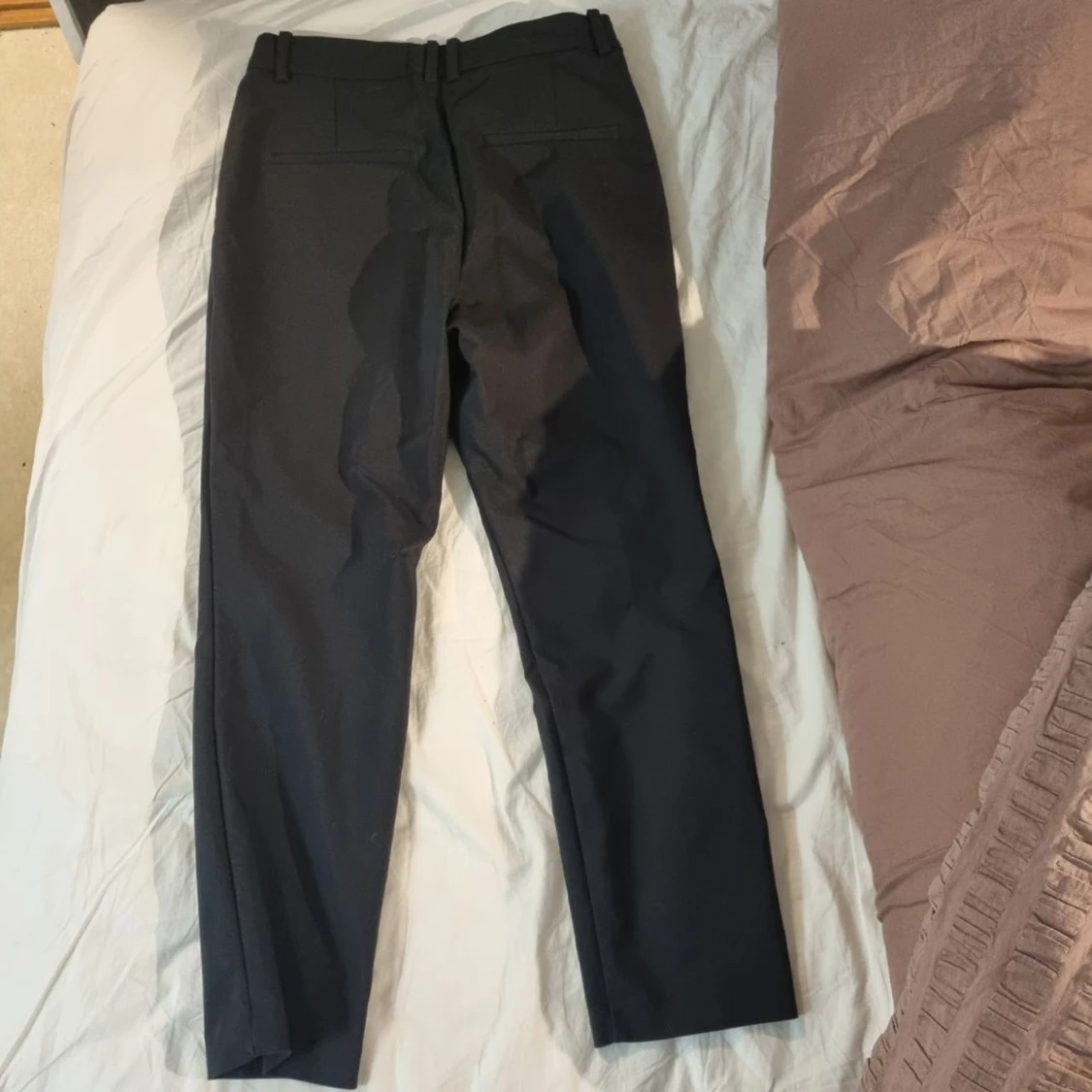 Svarta kostmbyxor känns som M - 90