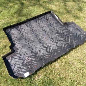 Lastrumsmatta skålad till Volvo 745 svart . - Fin lastrumsmatta skålad till Volvo 745 svart .hämtas i Skene .