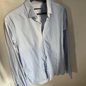 Xacus skjorta - Säljer denna långärmade skjorta i bra skick, perfekt till sommaren! Säljs då den tyvärr inte kommer till användning, därav ostruken, men stryks självklart innan frakt. Hör av er vid frågor eller funderingar. Pris går att diskutera 😇