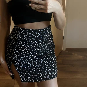 Kjol - Supersöt kjol med bra passform! Slits vid ena benet. Den har även en dragkedja på ena höften. Slutsåld på Shein där nypriset var 59 kr, mitt pris 29 kr!💓 Finns möjlighet till billigare frakt om den ej behöver vara spårbar!