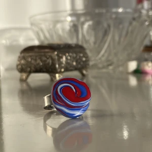 Swirl ring  - Handgjord i polymerlera. Justerbar ring. 