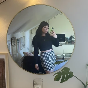 Kort rutig kjol - Söt kjol från Monki, använd en gång. Har sprättat bort innertyget så den inte glider upp så lätt eller prasslar. Tyget är mjukt och skönt med lite stretch. 