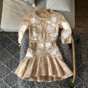 Världens vackraste klänning  - Köptes i GTB för ett par år sedan men glömdes bort och är nu för liten😢 Nypris var runt 1500! Superfin kvalité🥰💕