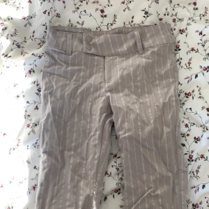 Randiga byxor - Jättesöta randiga byxor från H&M, aldrig använda. Säljer pga att de inte matchar min stil längre. De är slutsålda på hemsidan och i butik!!