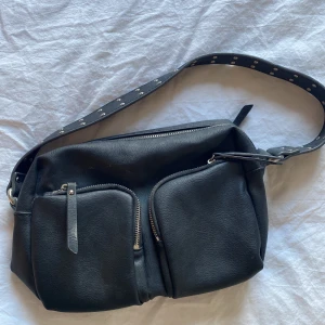 Jättefin väska - As fin Axelväska. Tyvärr kommer den inte till användning. Nypris 499kr. Mitt pris 49kr. 💗💗