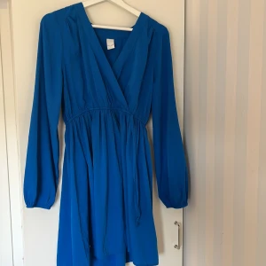 Blå klänning  - Så vacker blå klänning, strl L men passar mig med S pga dragskon i midjan, perfekt till sommaren
