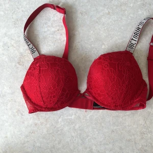 Victoria’s Secret BH - Röd puchup BH  Mycket puchup  Skickar bara, möts inte upp.