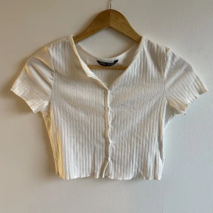 Vit sommartopp! - En jättefin croppad sommartopp från shein! Den är tyvärr förlusten för mig men den är inte använd mycket och är därför i nyskick!!  Kontakta gärna om du har frågo! 💕