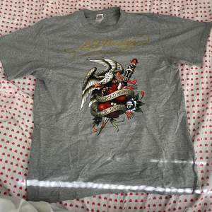 ed hardy tshirt själva ed hardy texten har glitter. Passar typ alla beroende på om man vill ha oversized eller inte 