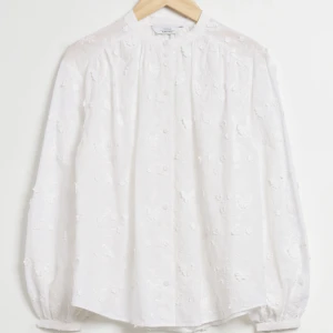 Vit blus - Vit blus med blommor från & other stories, nypris 890kr. Säljer då den tyvärr inte kommit till användning som jag hoppats.. Sparsamt använd!  Tveka inte att höra av dig vid frågor!