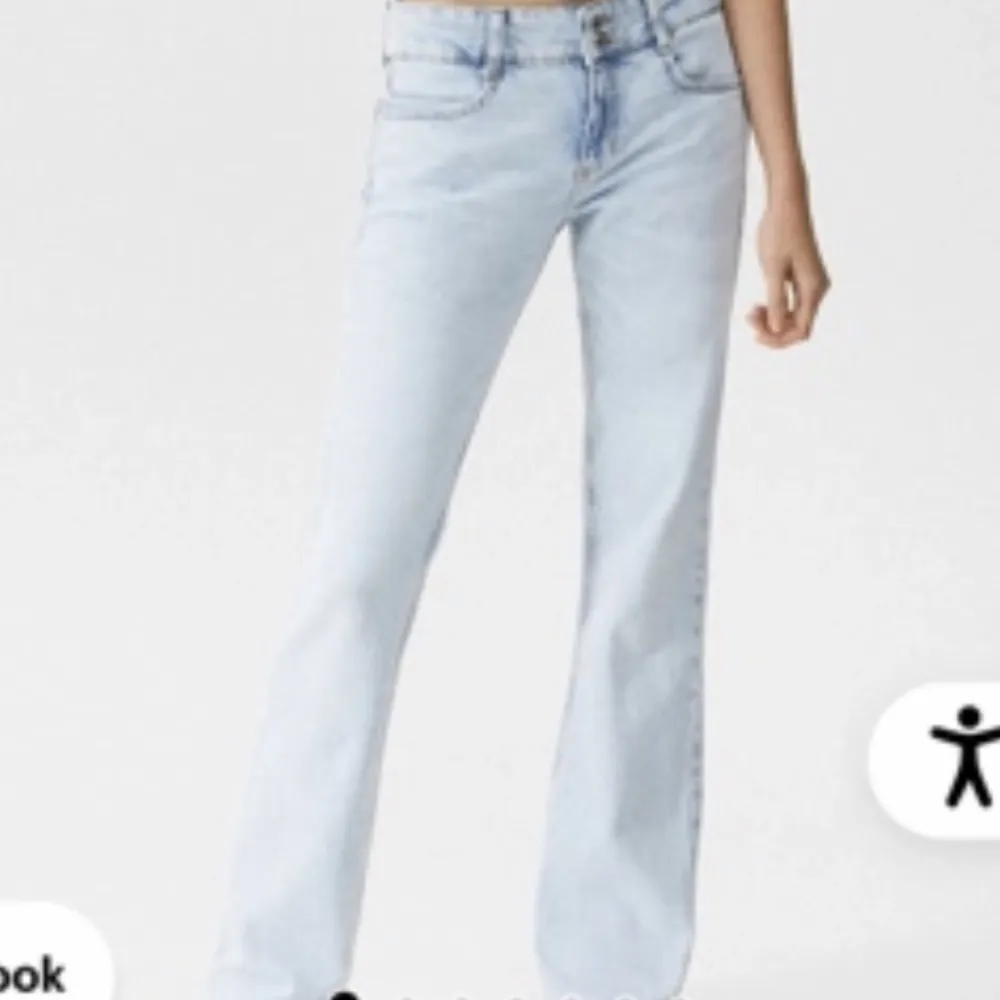 Säljer dessa Lågmidjade utsvängda jeans från pull and bear då dom inte kommer till användning tyvärr! Dom är lite slitna längst ner (se bild 2) annars i fint skick!💘💘💘. Jeans & Byxor.
