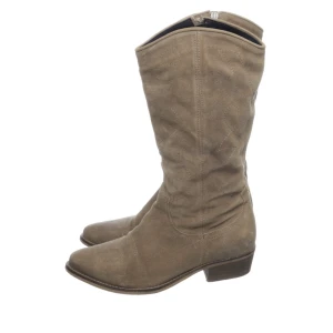 Stövlar  - Fina stövlar som endast är använda 2 gånger, då de är lite för stora för mig! Frakt tillkommer ❤️