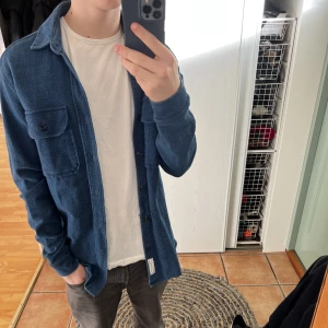Overshirt - Helt oanvänd, köpt på Jack and Jones på någon premium avdelning om jag minns rätt. Grymt skick och jävligt snygg! Passar grymt på mig typ 178.