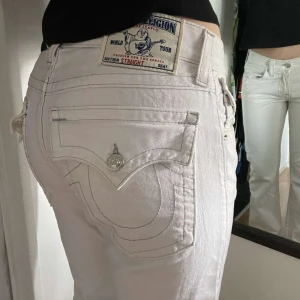 True religion jeans vita - Jättefina lågmidjade jeans som är i jättebra skick! Säljer då dem var i fel storlek😔