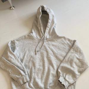 grå hoodie 