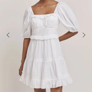 By malina alessia klänning - Helt ny klänning från by malina, endast testad. Prefekt till studenten och sommaren. Säljer då den inte passade mig. Originalpris 2699, säljer för 1500kr✨