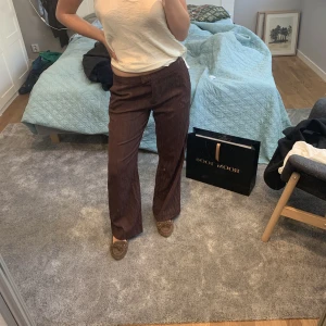 Bruna kostymbyxor  - Bruna lågmidjade kostymbyxor. Köpta second hand. Passar mig som bär storlek S eller 36 i byxor. Jag är 167 cm lång. Frakt tillkommer ❤️