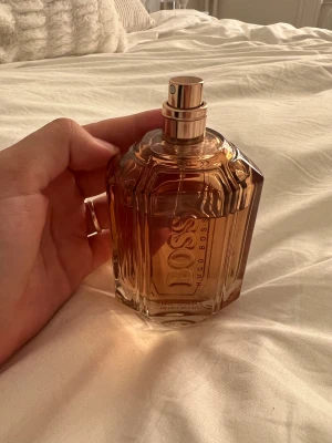 Hugo Boss The Scent - Säljer denna parfym ifrån Hugo boss- 100ml men jag har använt lite grann. (Väldigt lite-se bild)  